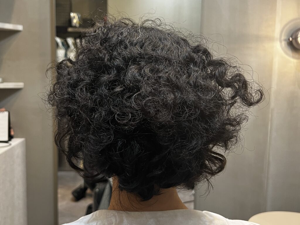 天然パーマの悩みを魅力に！ショートヘアで叶える最新垢抜け術