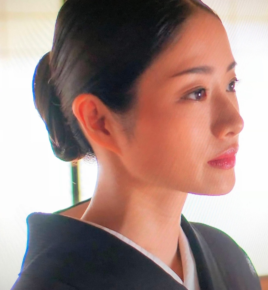 芸能人が秘める横顔美人の裏側！もみあげ脱毛で手に入れる小顔効果