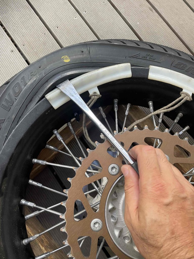 バイクタイヤ交換は自分で可能？プロが明かす失敗の罠と工賃比較