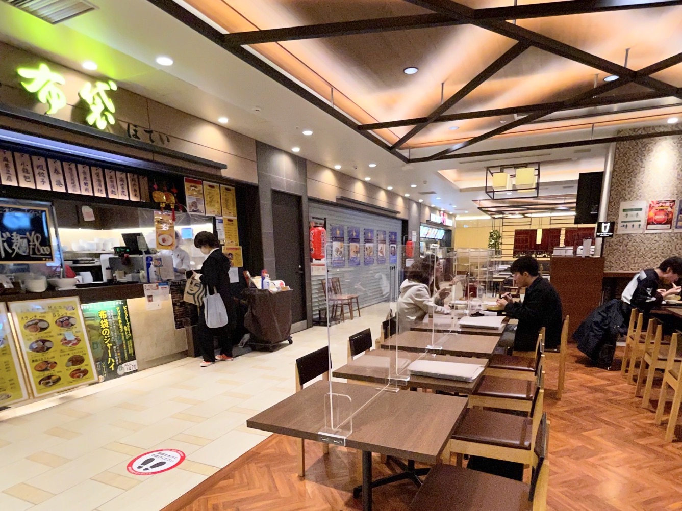 赤レンガテラスのフードコート営業時間完全網羅！ランチ＆夜の活用ガイド