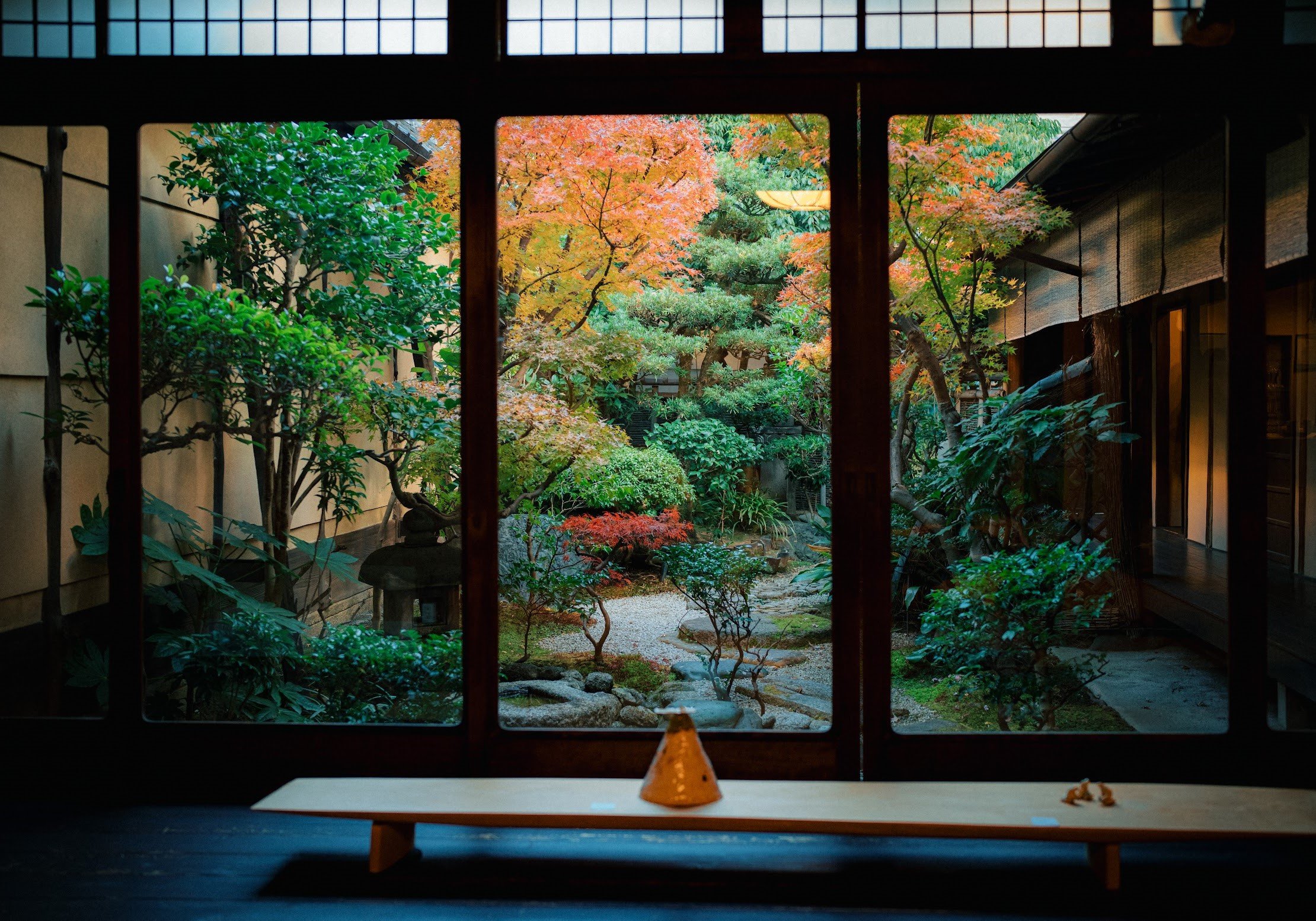 昭和初期の京町家に宿る静寂と現代アートが織りなす極上の美学