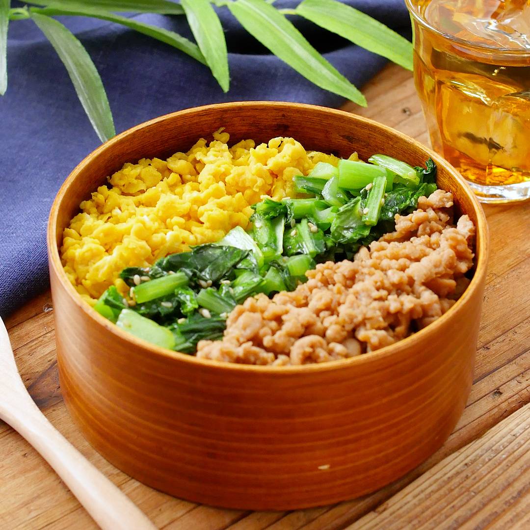 三色丼になぜ小松菜？ほうれん草に勝る理由と水っぽくならない黄金比