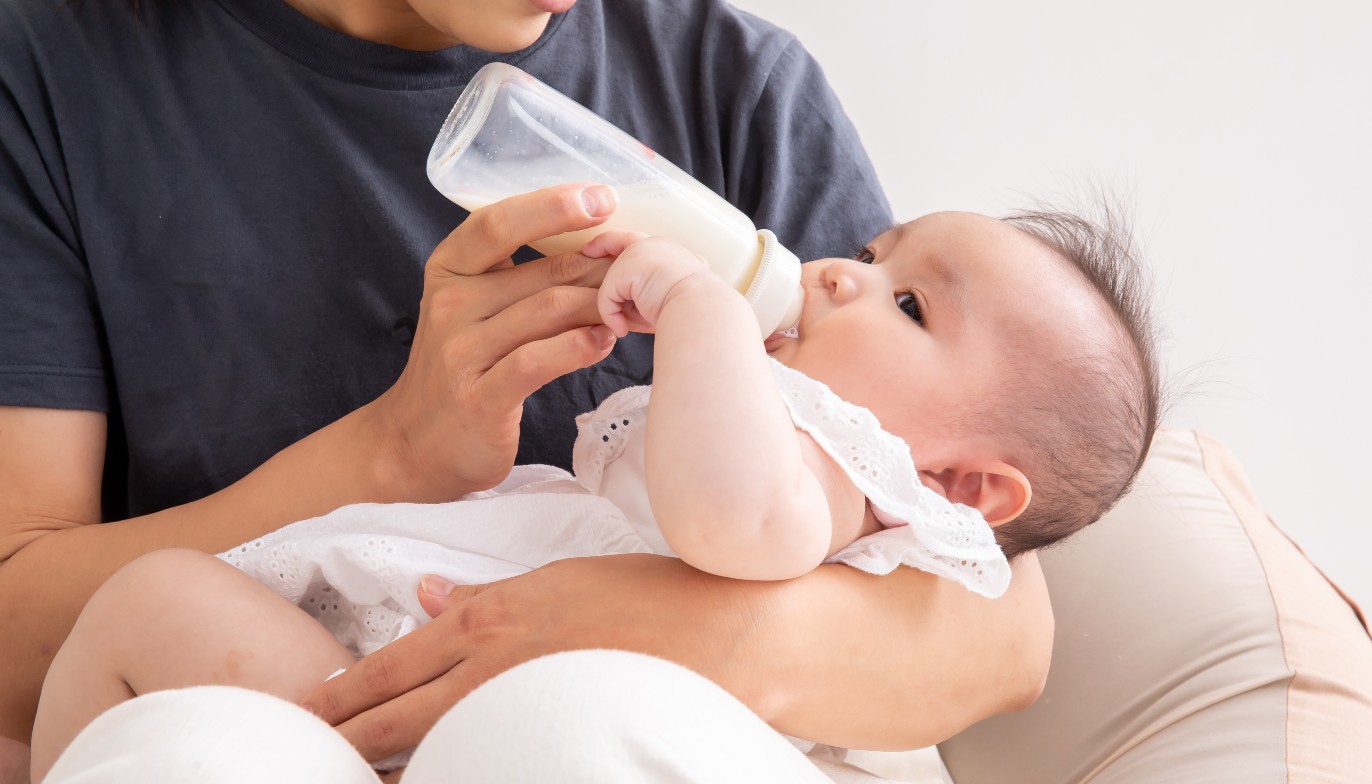 生後2ヶ月ミルク量は足りてる？飲まない真相と体重目安【2026最新】