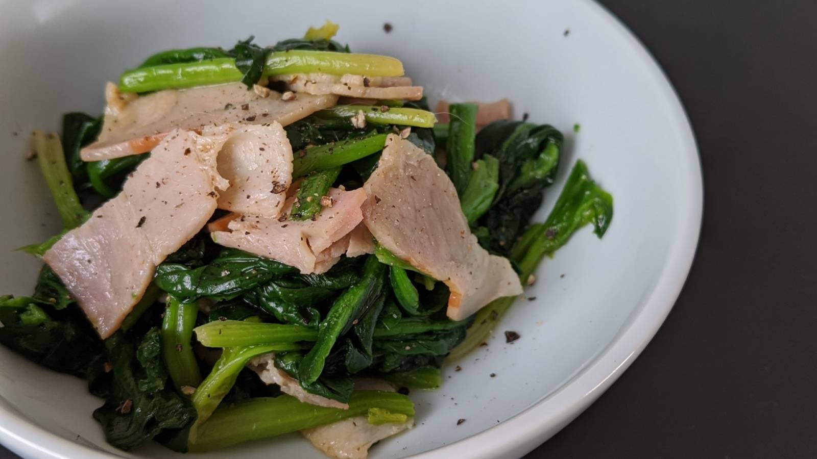 ほうれん草とベーコンの食べ合わせは危険？発がん性の噂と対策を徹底検証