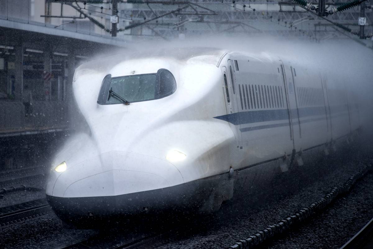 【2026最新】東海道新幹線が台風で止まったらどう動く？計画運休の回避策と返金・迂回ルート完全解説