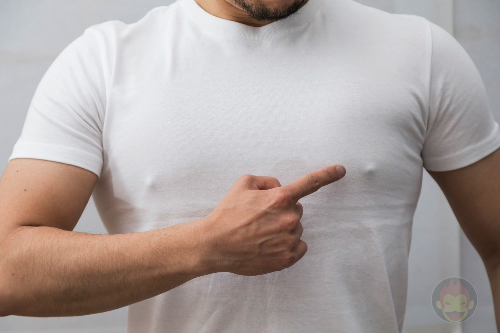 乳首に白い斑点やカスができる原因とは？痛み別の対処法と受診目安