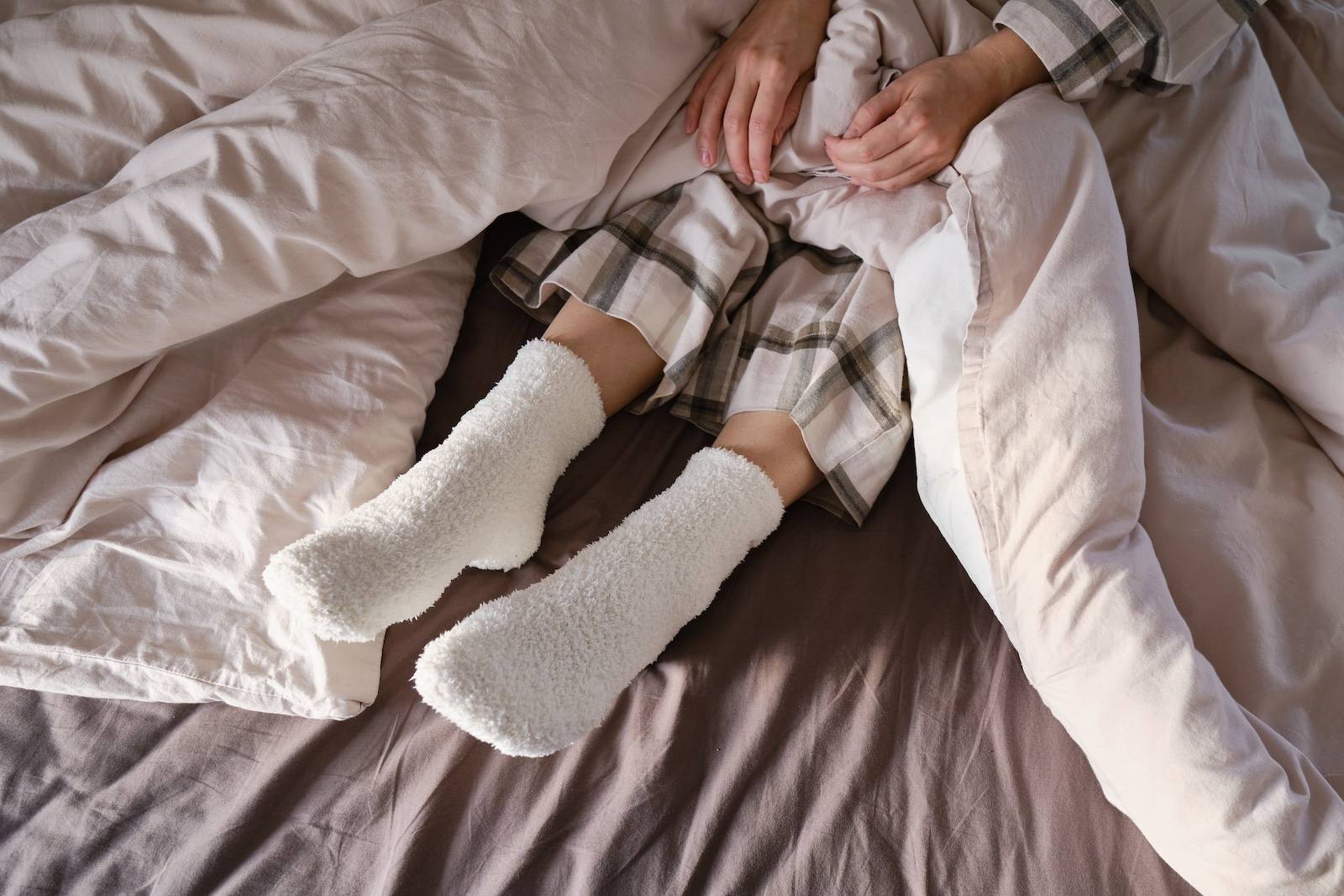 靴下を履いて寝るのは逆効果？睡眠の質を下げる理由と正しい温活法