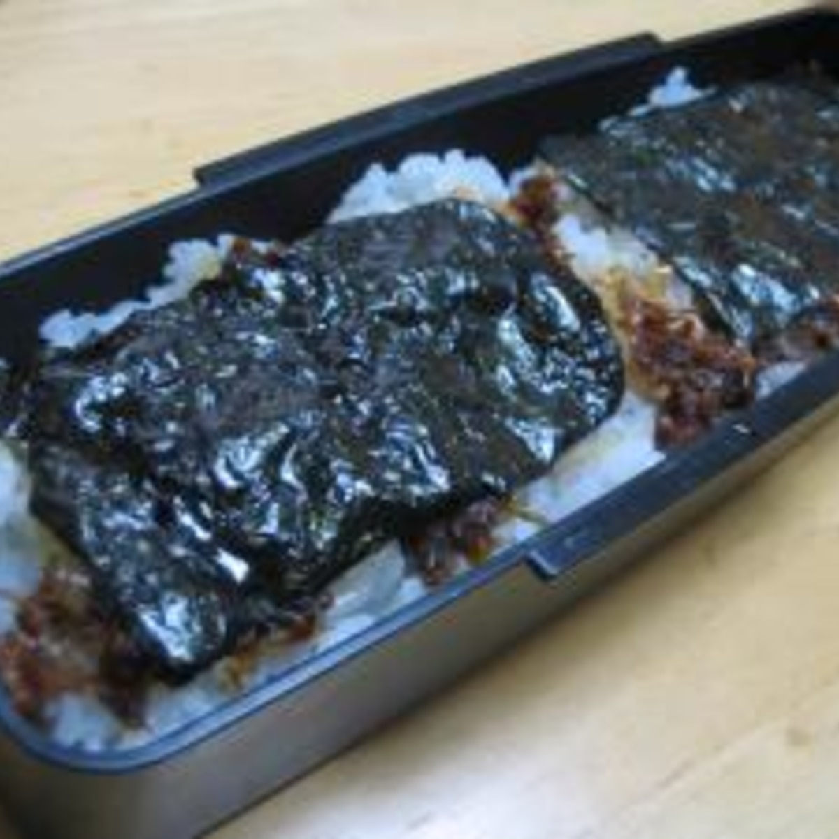 のり弁のおかかはなぜ海苔の下？ベチャつかない黄金比とプロの裏技