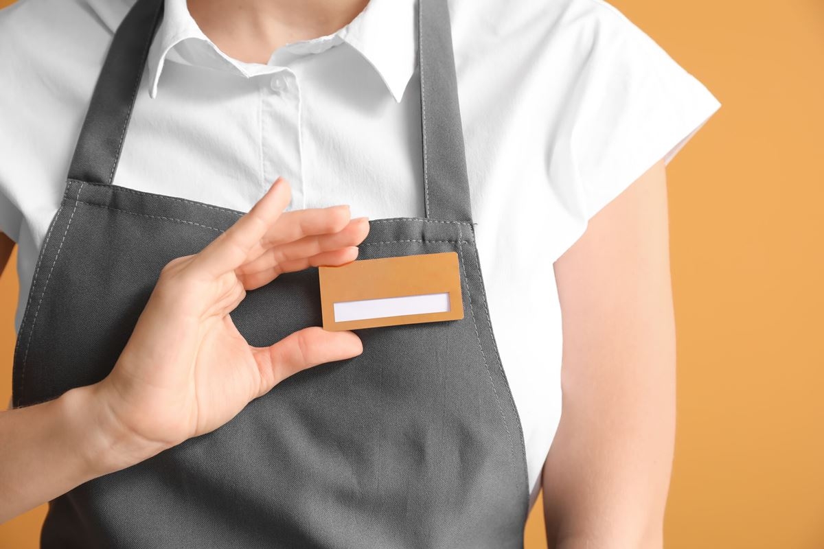 店員の名札廃止が急拡大！苗字隠す企業の本音とカスハラ対策の真相