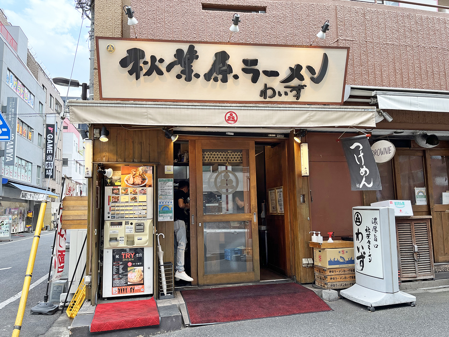 秋葉原で愛される「わいず」中毒の秘密！濃厚豚骨醤油の魅力と攻略法