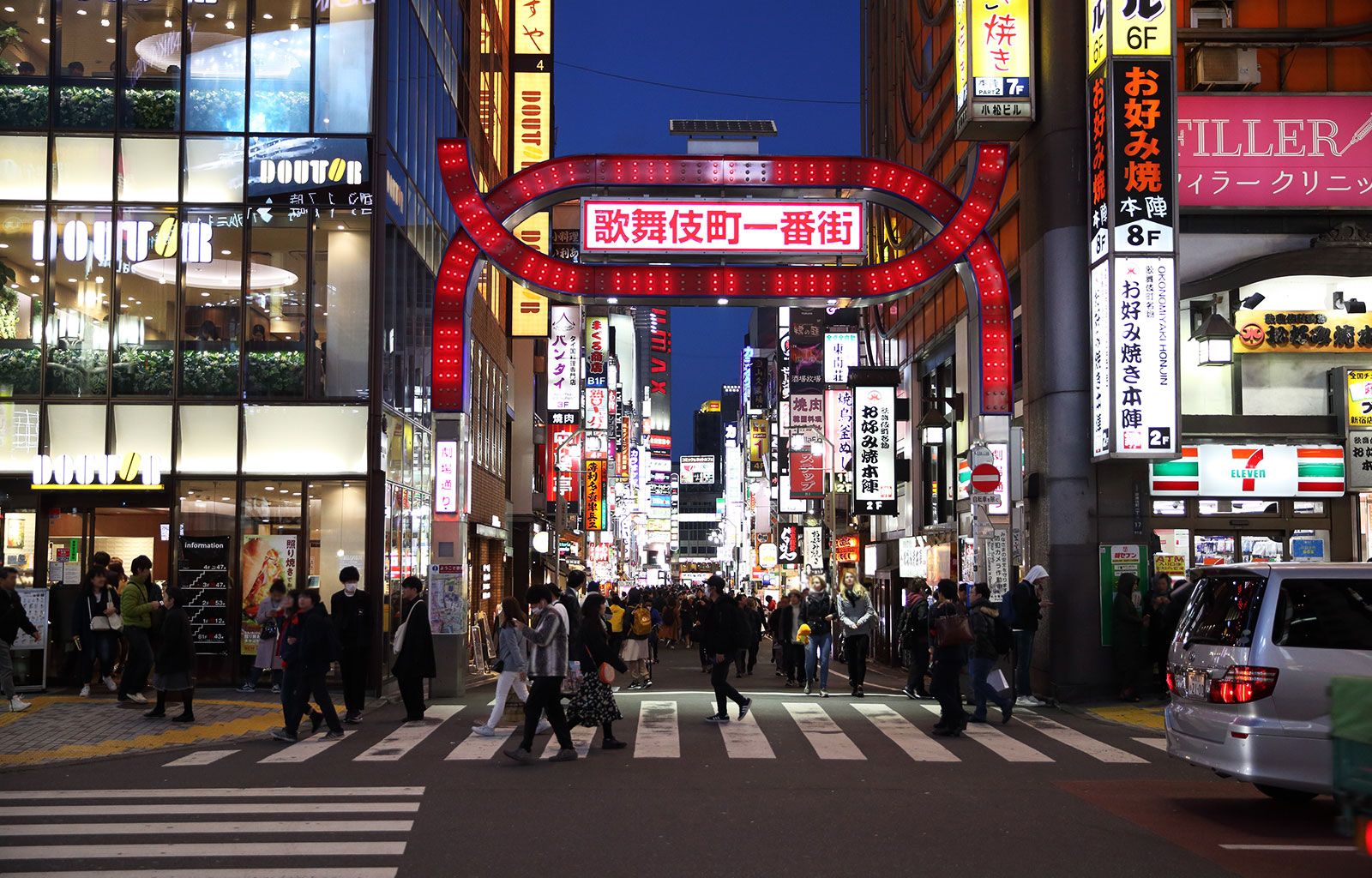 歌舞伎町一番街アーチの秘密と歴史！撤去の噂や点灯時間を徹底解明