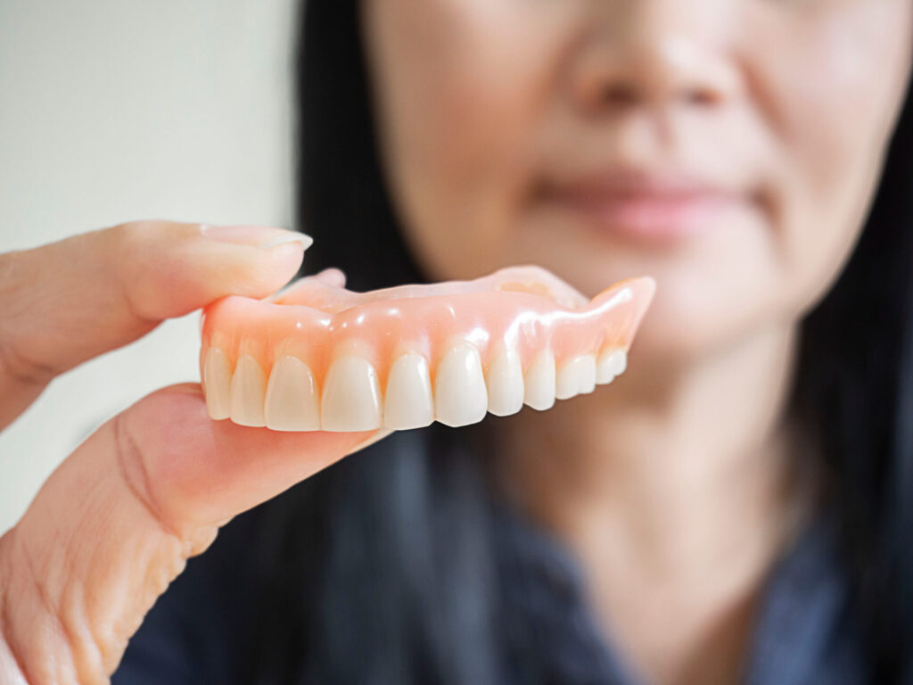 若いのに総入れ歯になる原因とは？20代・30代の実態と最新治療法