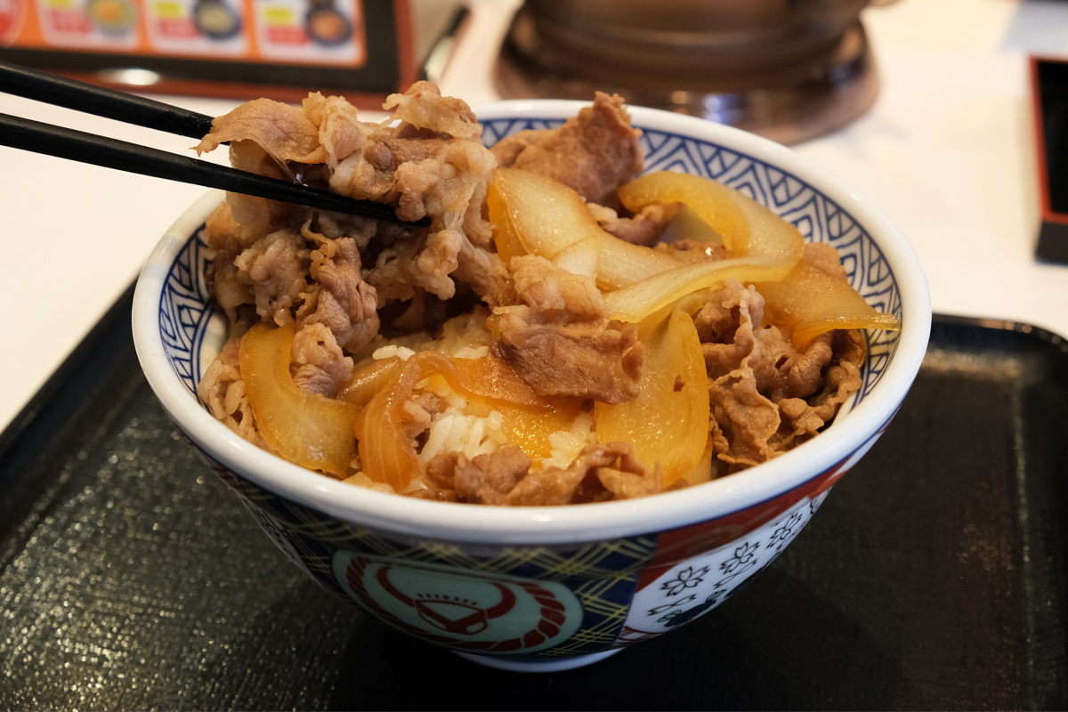 牛丼のアタマの大盛りとは？大盛との違いや築地発祥の歴史・コスパを解説
