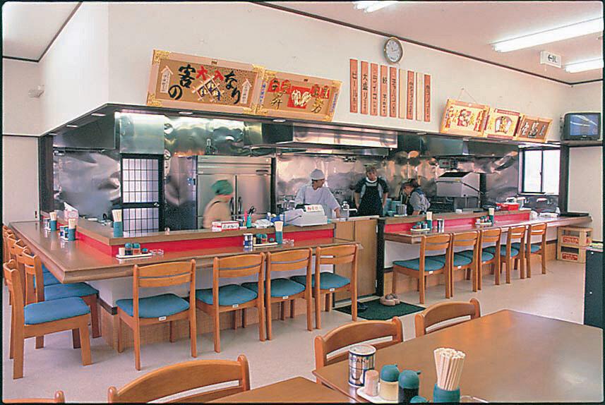 柏崎「味の横綱」は現在どうなった？火災の復活劇と名物白黒ラーメン