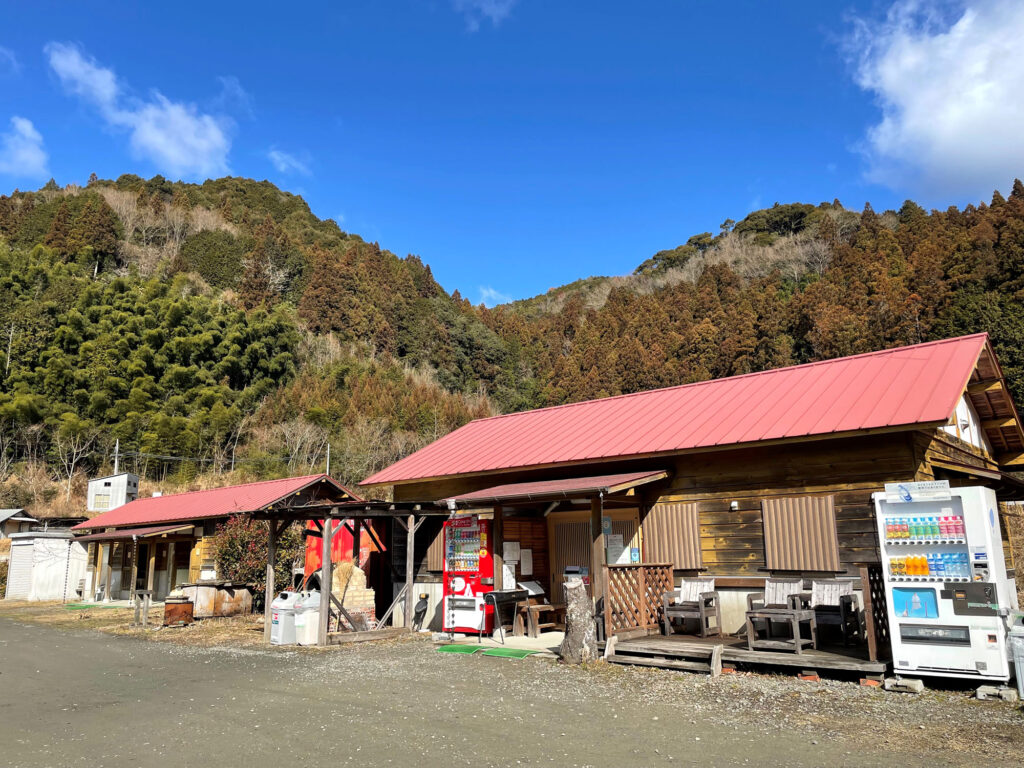 毛原オートキャンプ場はなぜ予約殺到？清流貴志川と東屋の使い心地を検証