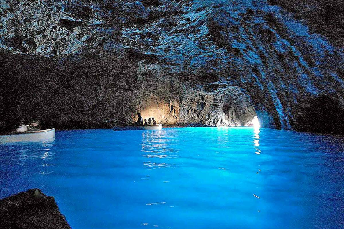 青の洞窟（イタリア）2026最新！入場確率や行き方・絶景の条件を解説