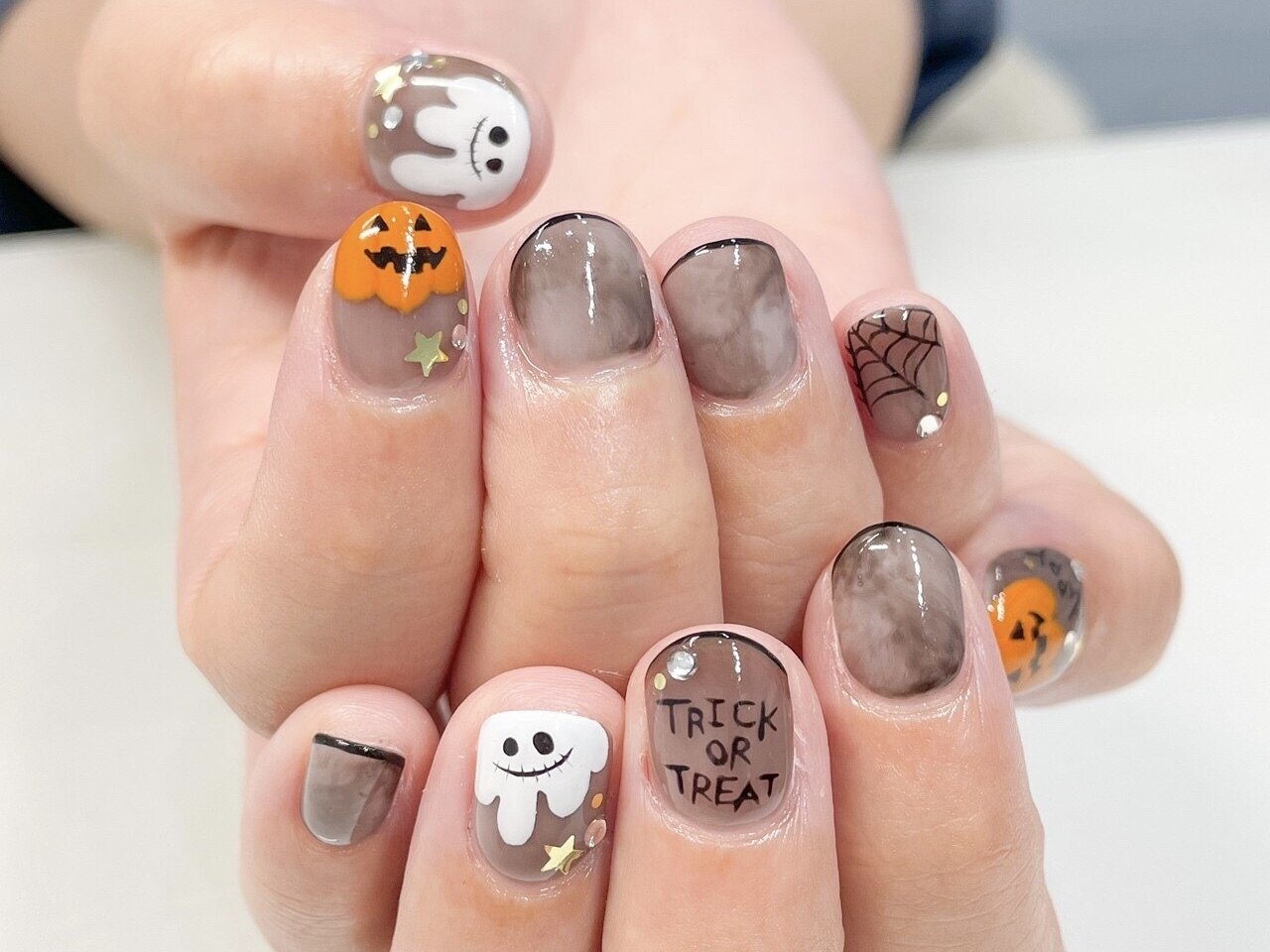 大人可愛いハロウィンネイル！オフィスで浮かないシンプル旬デザイン決定版