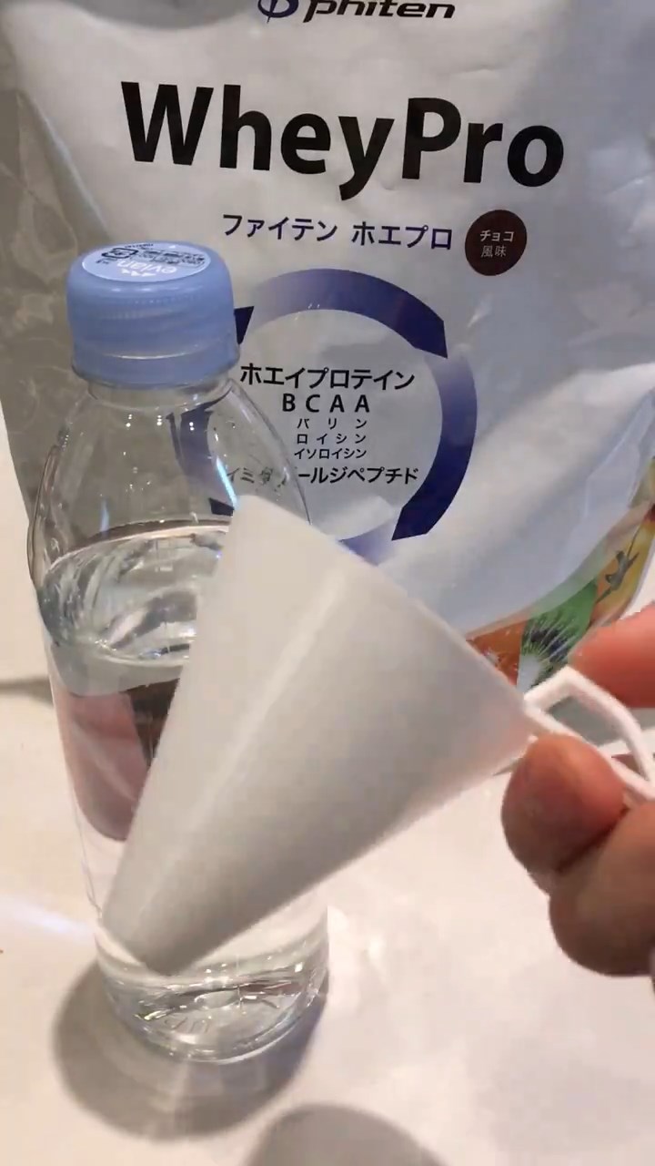ペットボトルに粉をこぼさず入れる裏ワザ！100均と身近な代用術