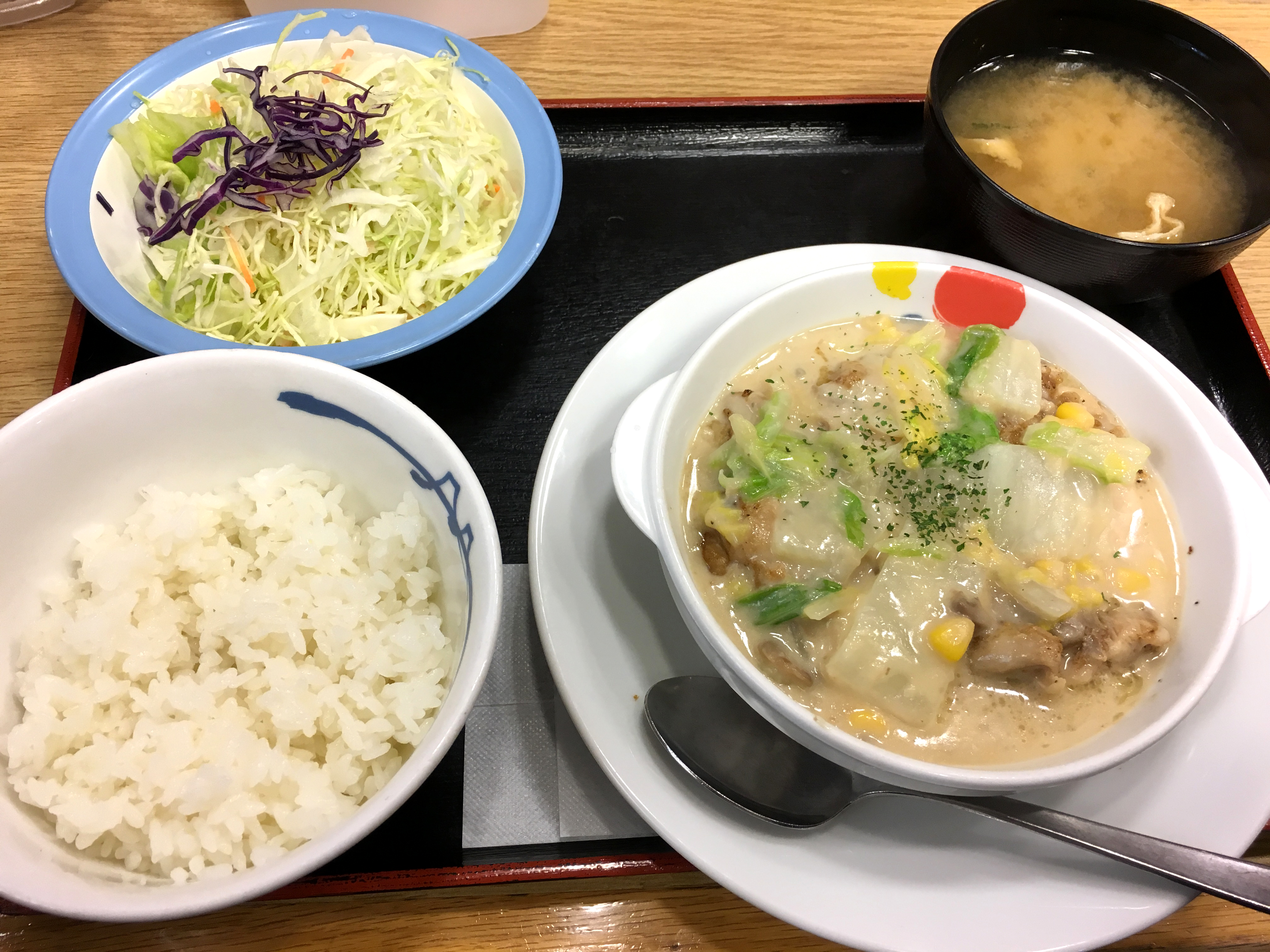 クリームシチュー定食はアリか？ご飯論争と味噌汁の真相を徹底解明