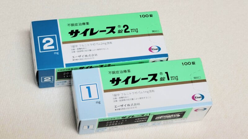 強力睡眠薬サイレースとは？青く染まる理由や効果・依存性の真実