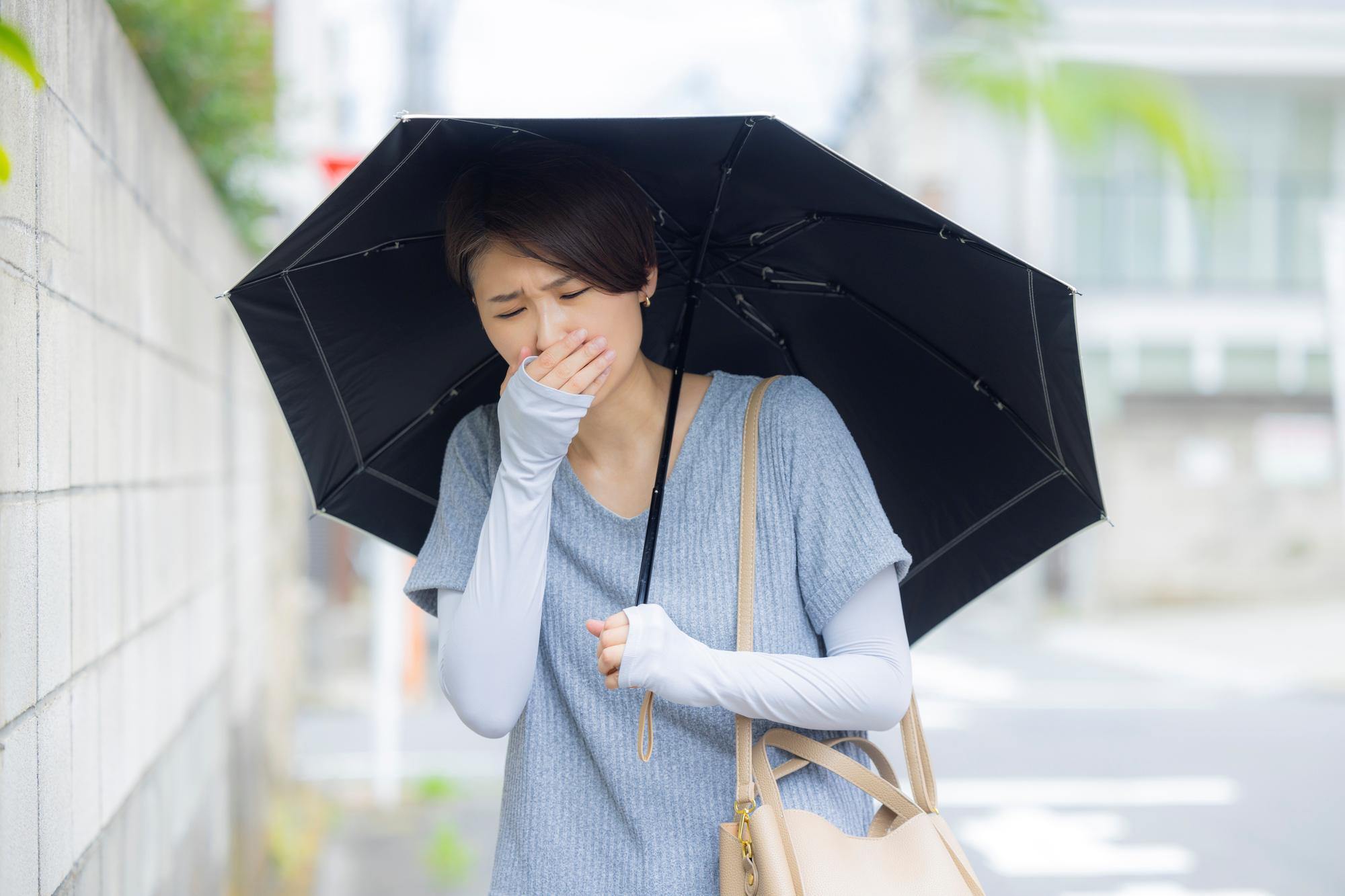 通勤途中の体調不良で動けない時は？会社連絡例文や労災・給与の真相