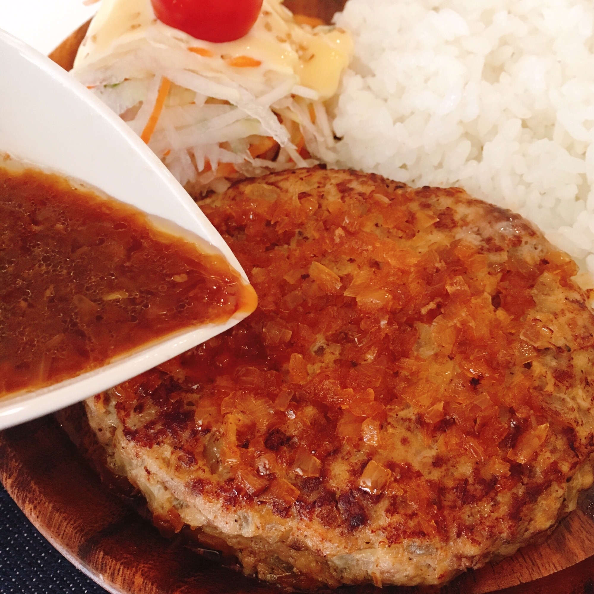 びっくりドンキーのハンバーグソース完全解剖！無料追加の裏技から再現レシピまで