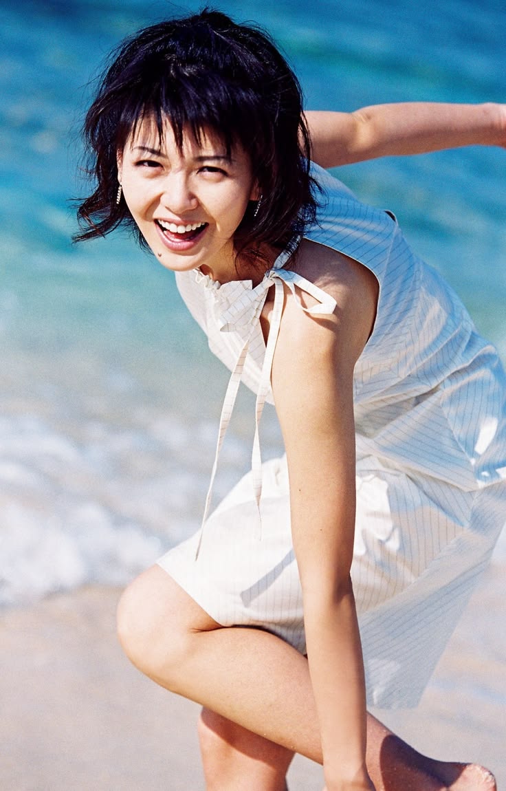 南野陽子の水着姿が今なお語り継がれる理由｜伝説グラビアと美貌の真相