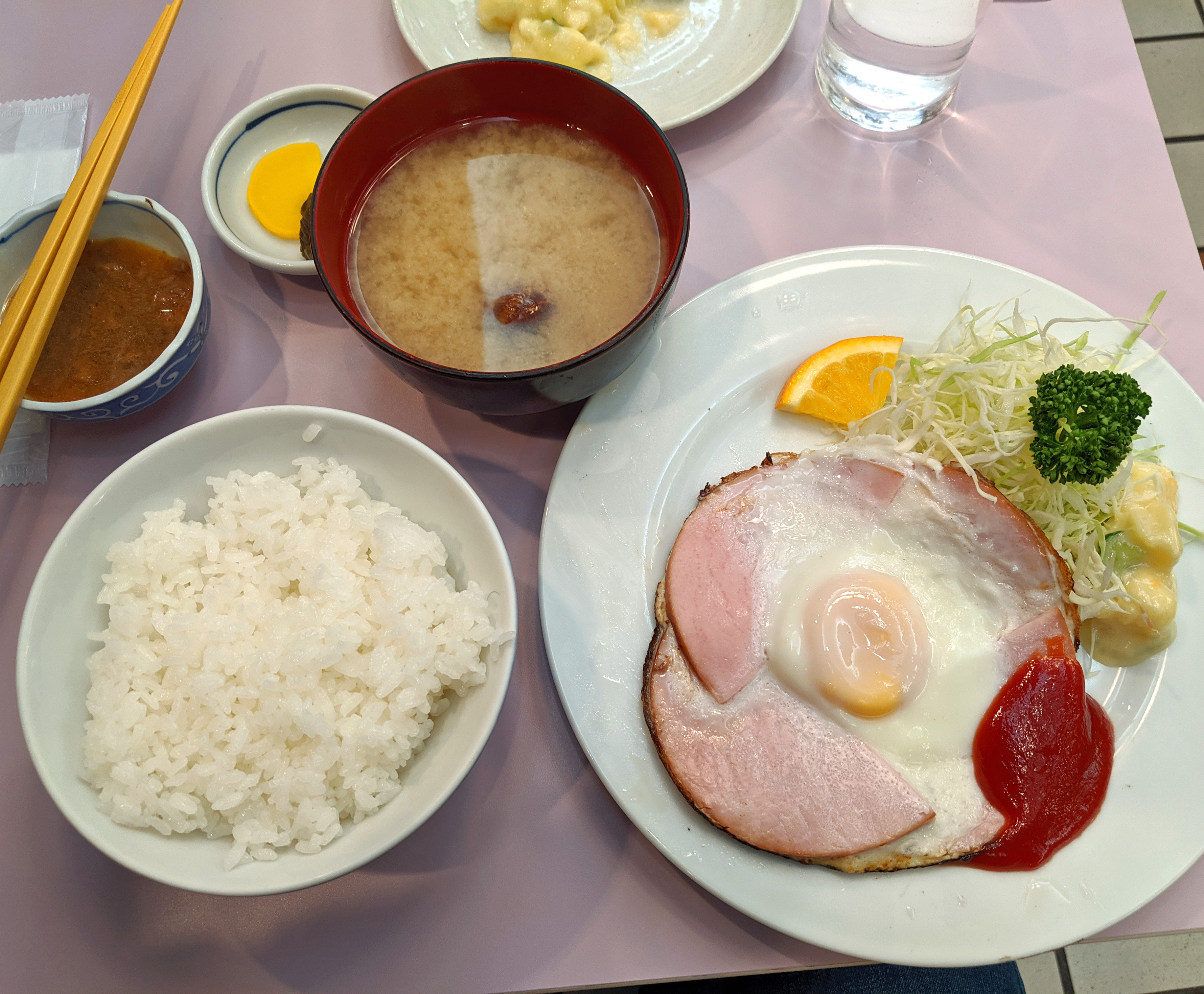 朝の覇者ハムエッグ定食が再燃！人気店のコスパ比較と究極レシピ