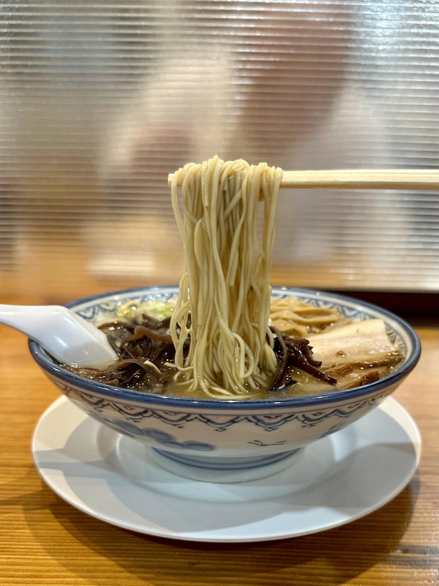 平打ち麺ラーメン人気の秘密とは？スープが絡む理由と名店を徹底解剖
