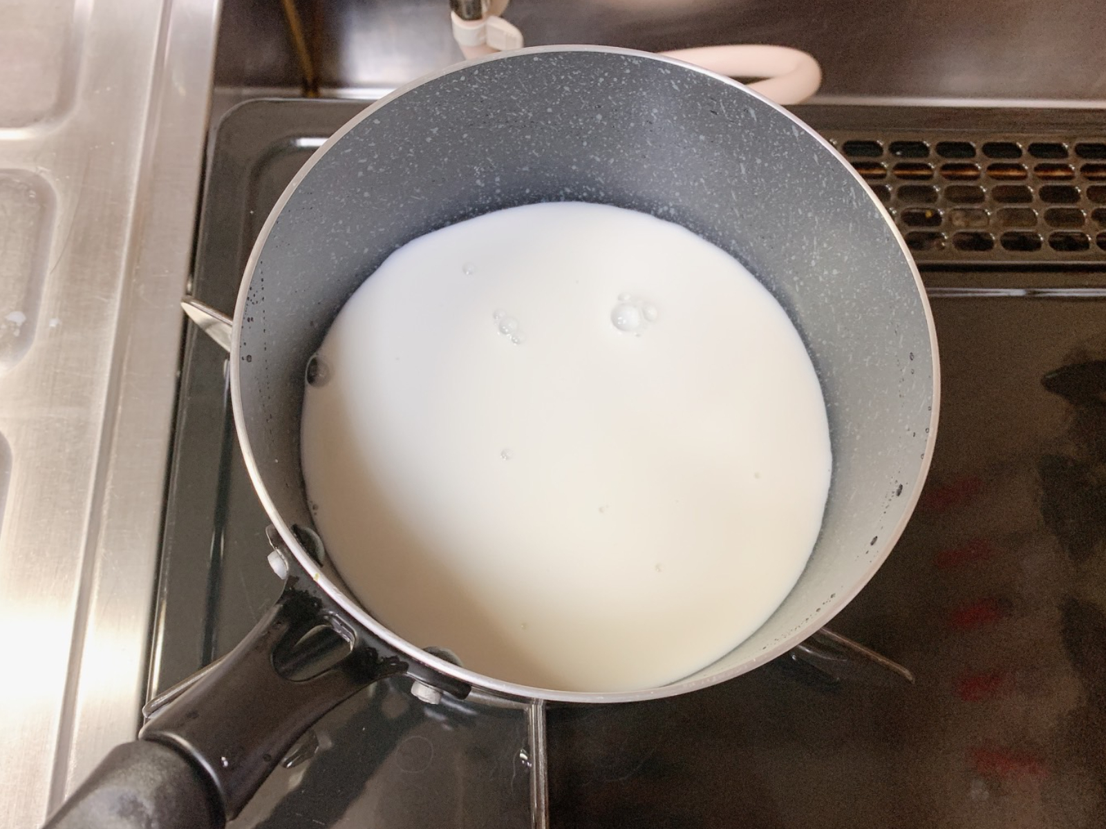 ゆで卵は水からかお湯からか？殻がツルンと剥ける真相と理想の茹で時間