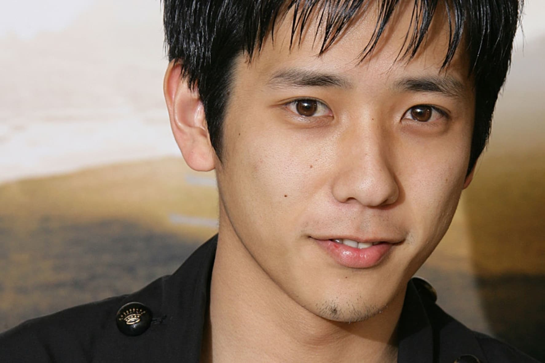 二宮和也はなぜ若い？奇跡の40代を誇る老けない理由と美肌の真相