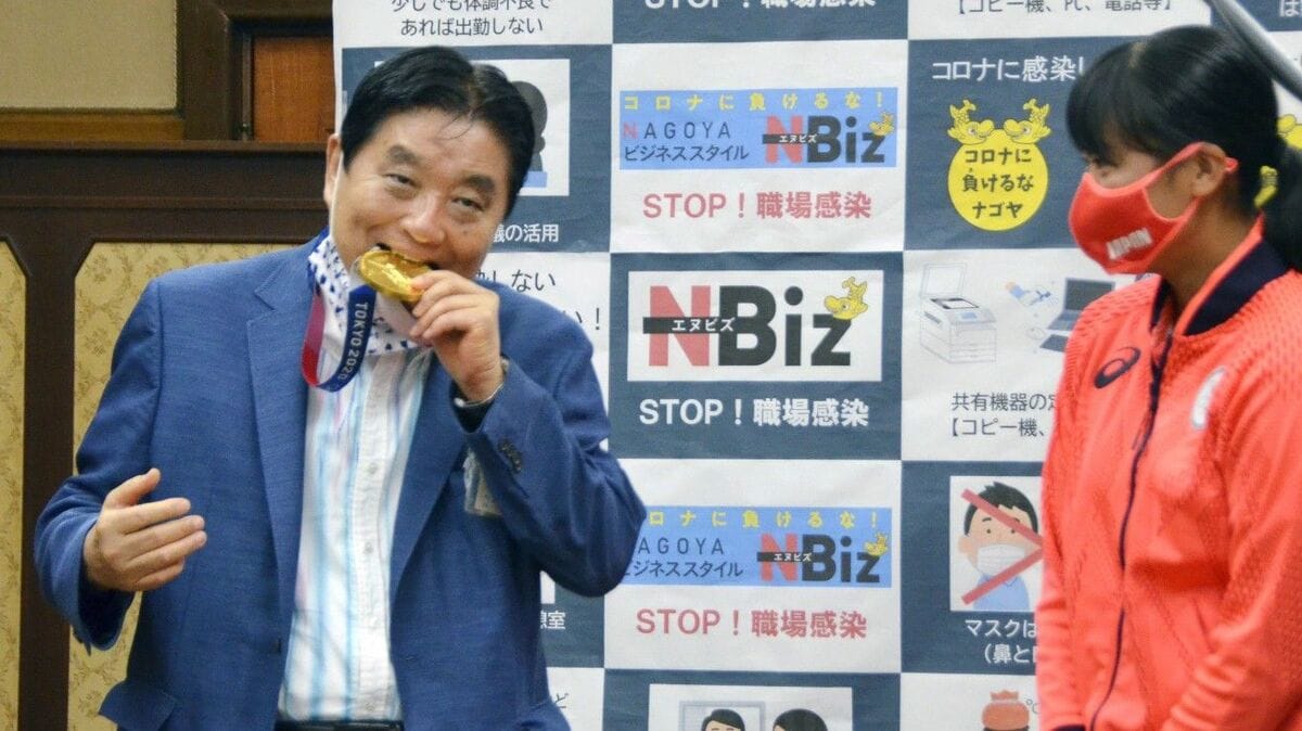 なぜ選手は金メダルを噛むのか？起源とカメラマン要求説＆騒動の現在