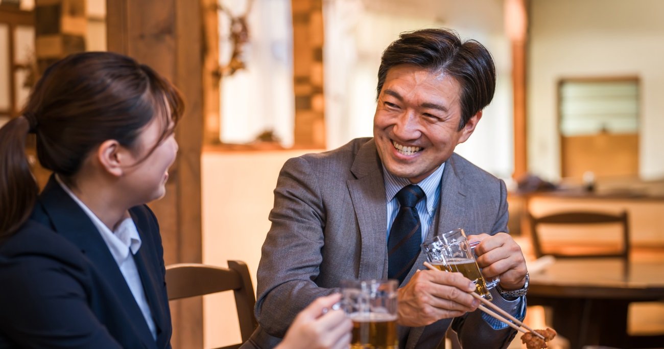 上司との飲み会は行くべき？嫌われない断り方と評価が上がるマナー