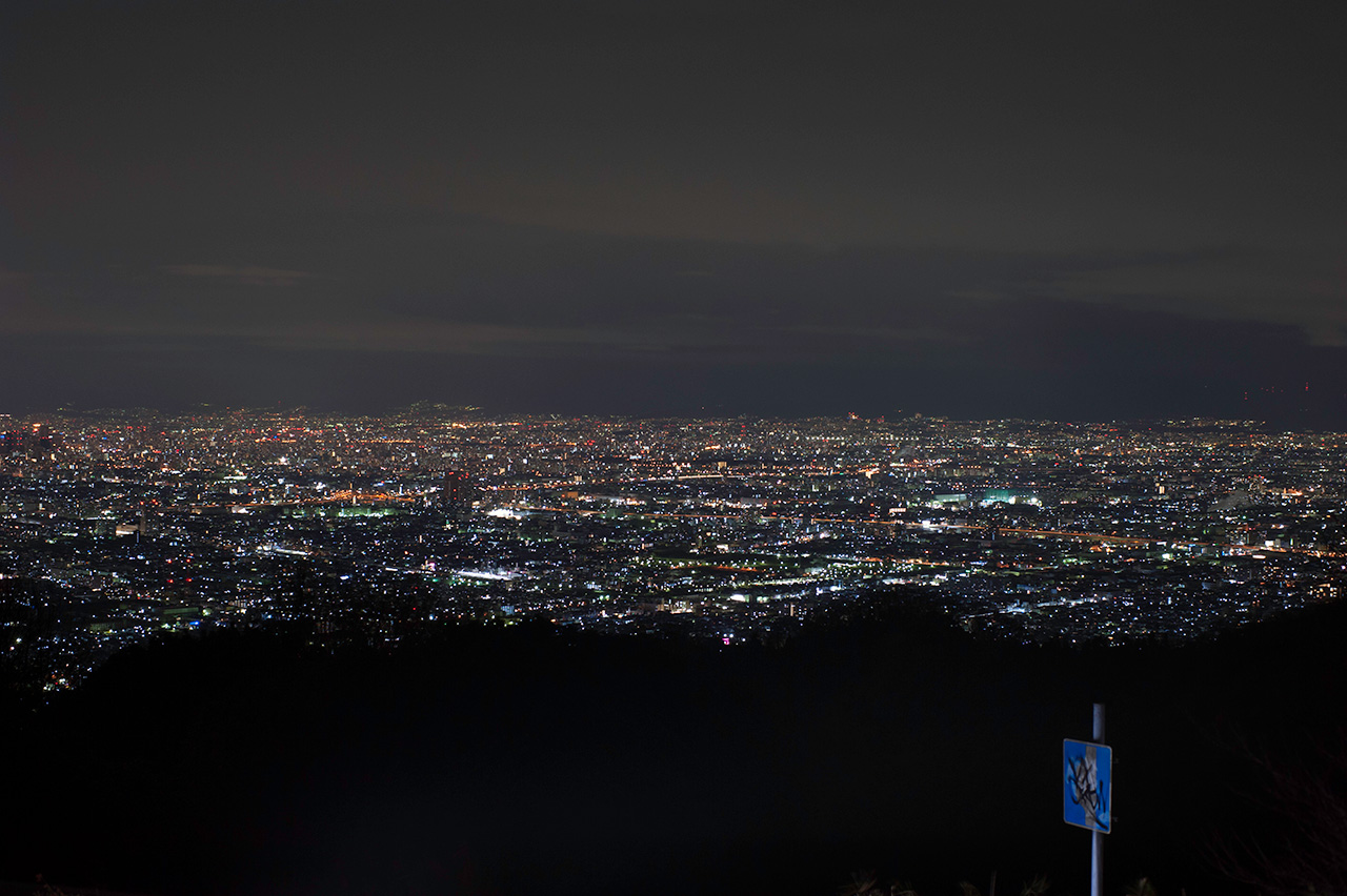 十三峠展望広場の夜景と治安の真相｜車中鑑賞の穴場を現地取材【2026】