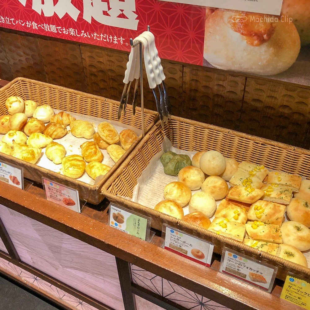 【2026最新取材】生パスタと焼きたてパンの「限界食い」が空前のブーム！鎌倉パスタのパン食べ放題が物価高の日本でバズり続けるワケ