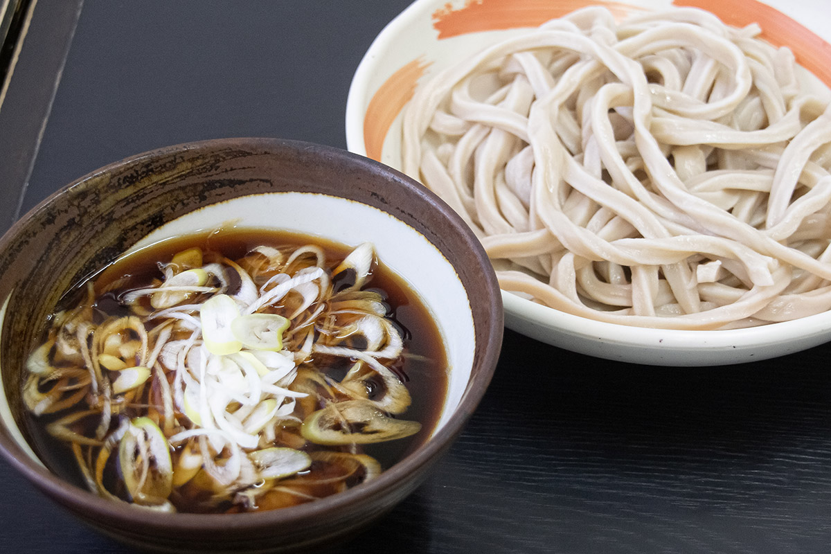 極太麺と秘伝つゆの衝撃！行列が絶えない「小平うどん」名店の真実