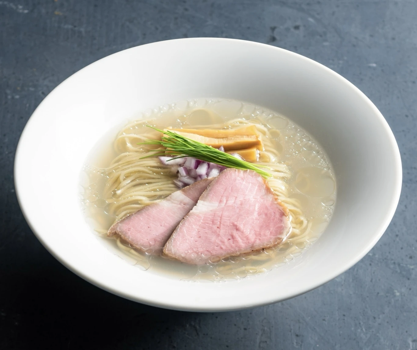 【2026最新】琥珀ラーメンの整理券攻略！なぜ並ぶ？極上貝出汁の秘密を徹底解説