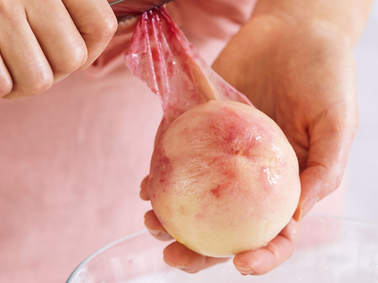 桃の皮がつるんと剥ける裏ワザ！プロ直伝の簡単手順と変色防止法