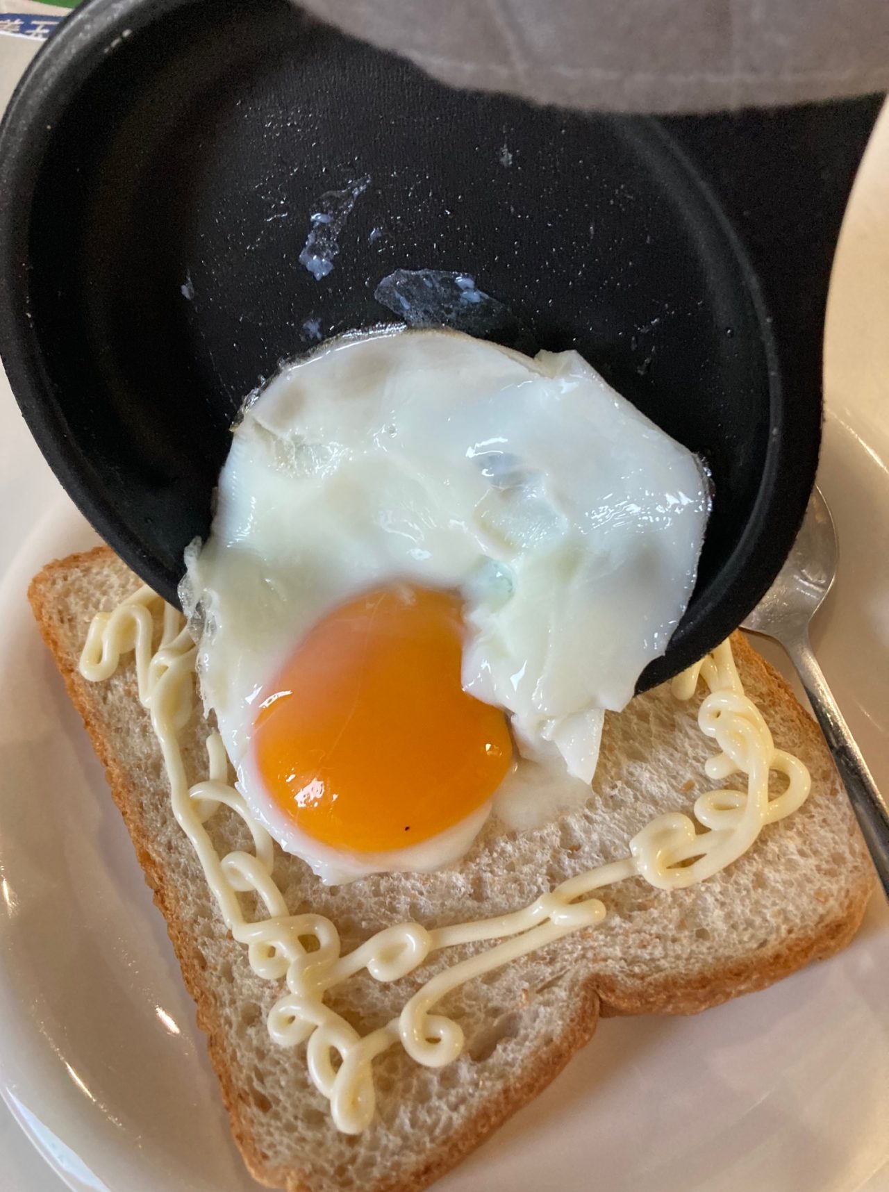 パンを焦がさず白身までプルプル！目玉焼きトースト成功の極意
