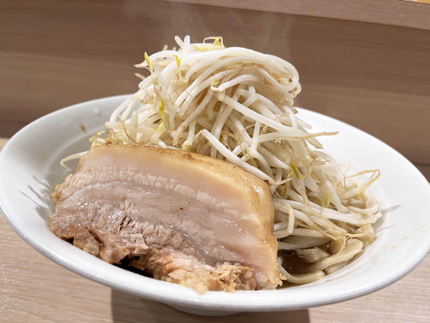新橋「麺屋味方」徹底解剖！極厚豚と朝ラーメンの魅力＆注文の掟