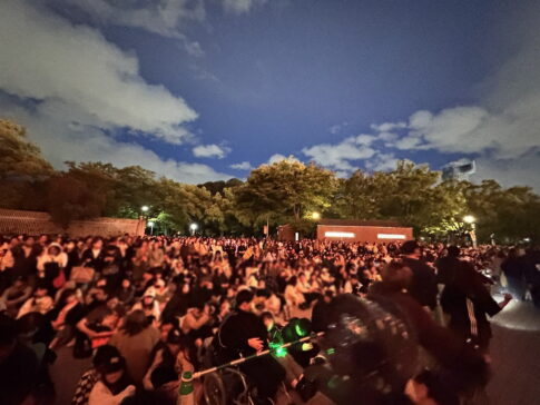 チケット全滅が生んだ異様な熱狂――ミセス長居スタジアムの「音漏れ」に数千人が殺到した夜、現地で何が起きていたのか？