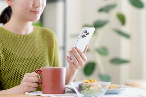 スマホを置いて、土を触る。2026年、若者が「昭和レトロな食卓」に回帰する本当の理由