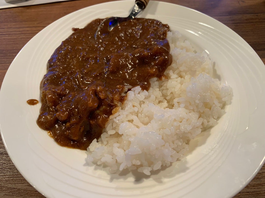 純歌のカレーが話題を呼ぶ理由とは？味の評判と現在の営業状況を追う