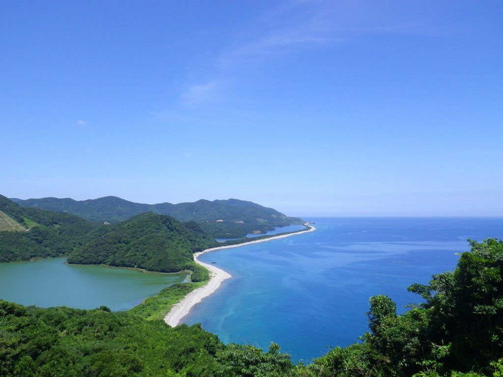長目の浜展望所の神秘と絶景｜海と池を隔てる砂州の謎を現地解剖