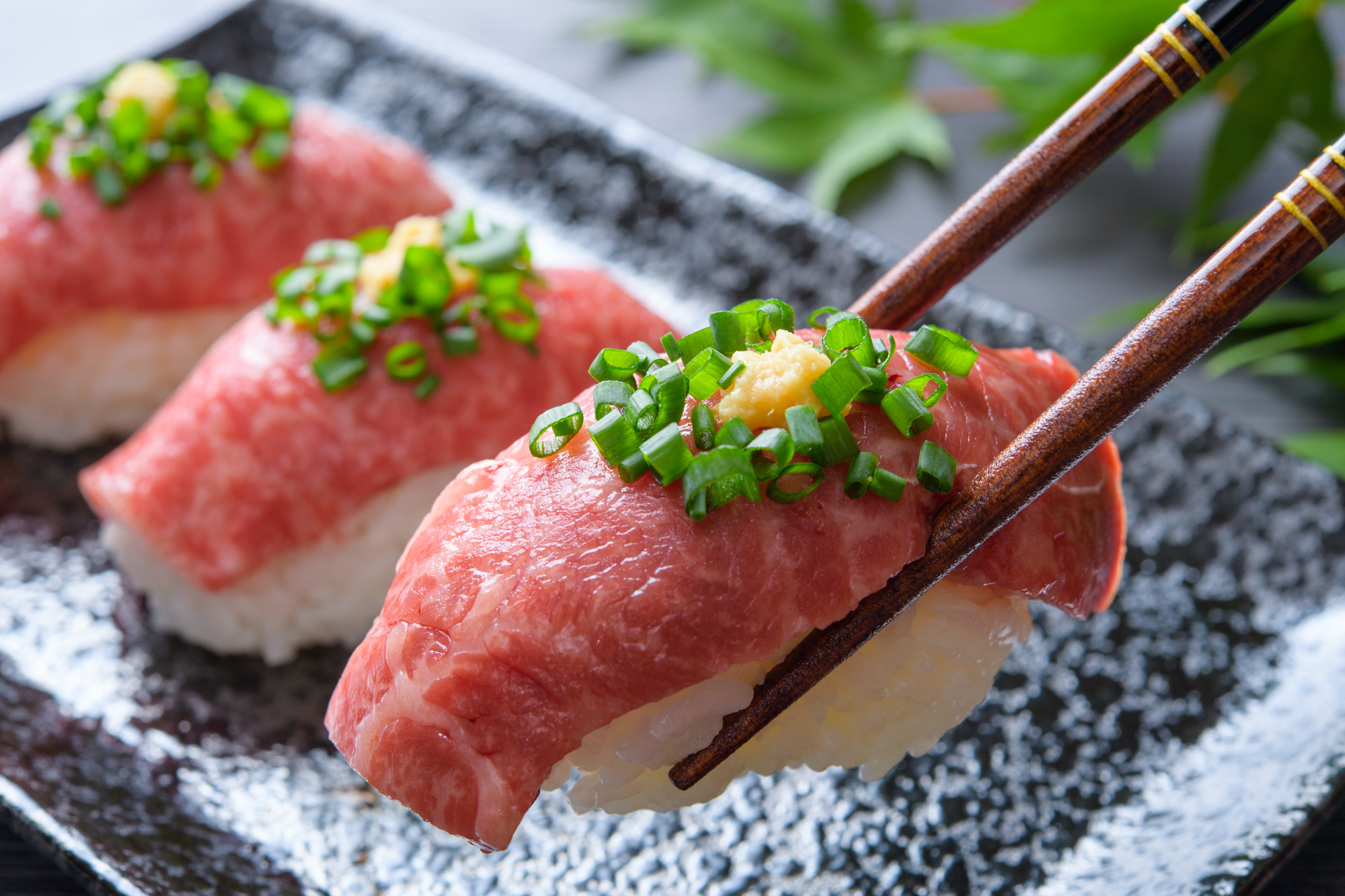 【2026年最新食トレンド】なぜ今、空前の「肉寿司」狂騒曲が世界を巻き込んでいるのか？和牛バブルと職人技が織りなす新境地