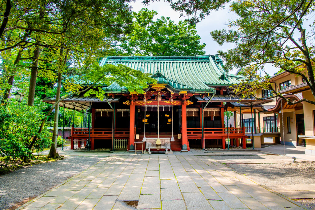 摩天楼の影に潜む300年の森。2026年、再開発が進む都心で「赤坂氷川神社」が放つ圧倒的静寂の正体