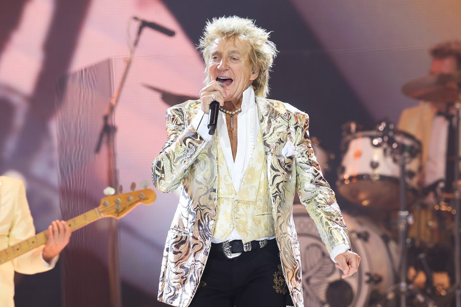 What Time Does Rod Stewart Come on Stage