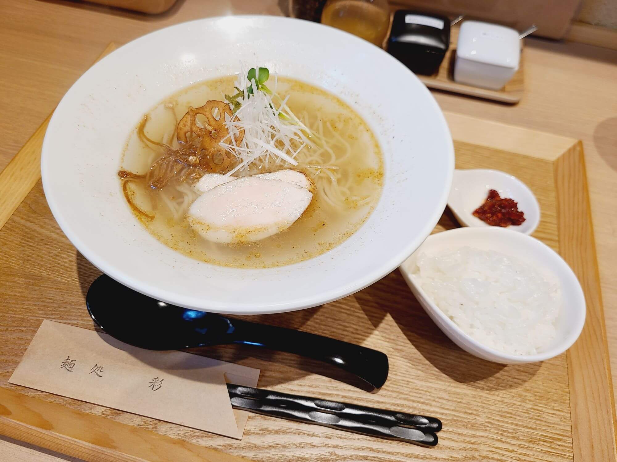 麺処彩が行列を作る理由とは？2026年最新メニューと混雑回避の全貌