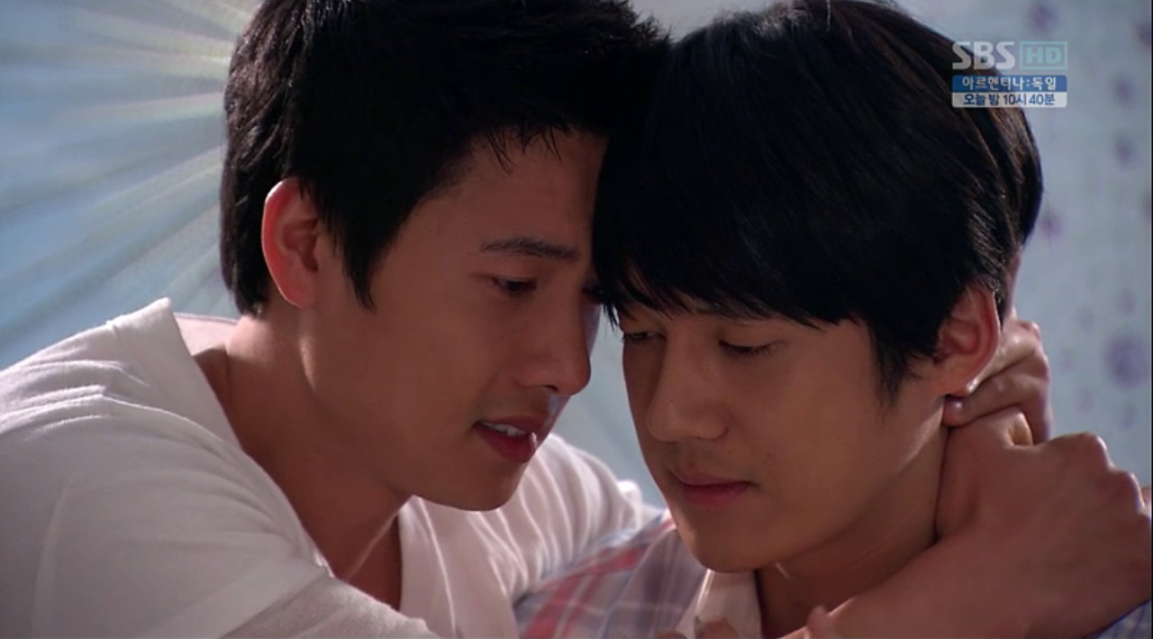 Tae Sub and Kyung Soo Kiss