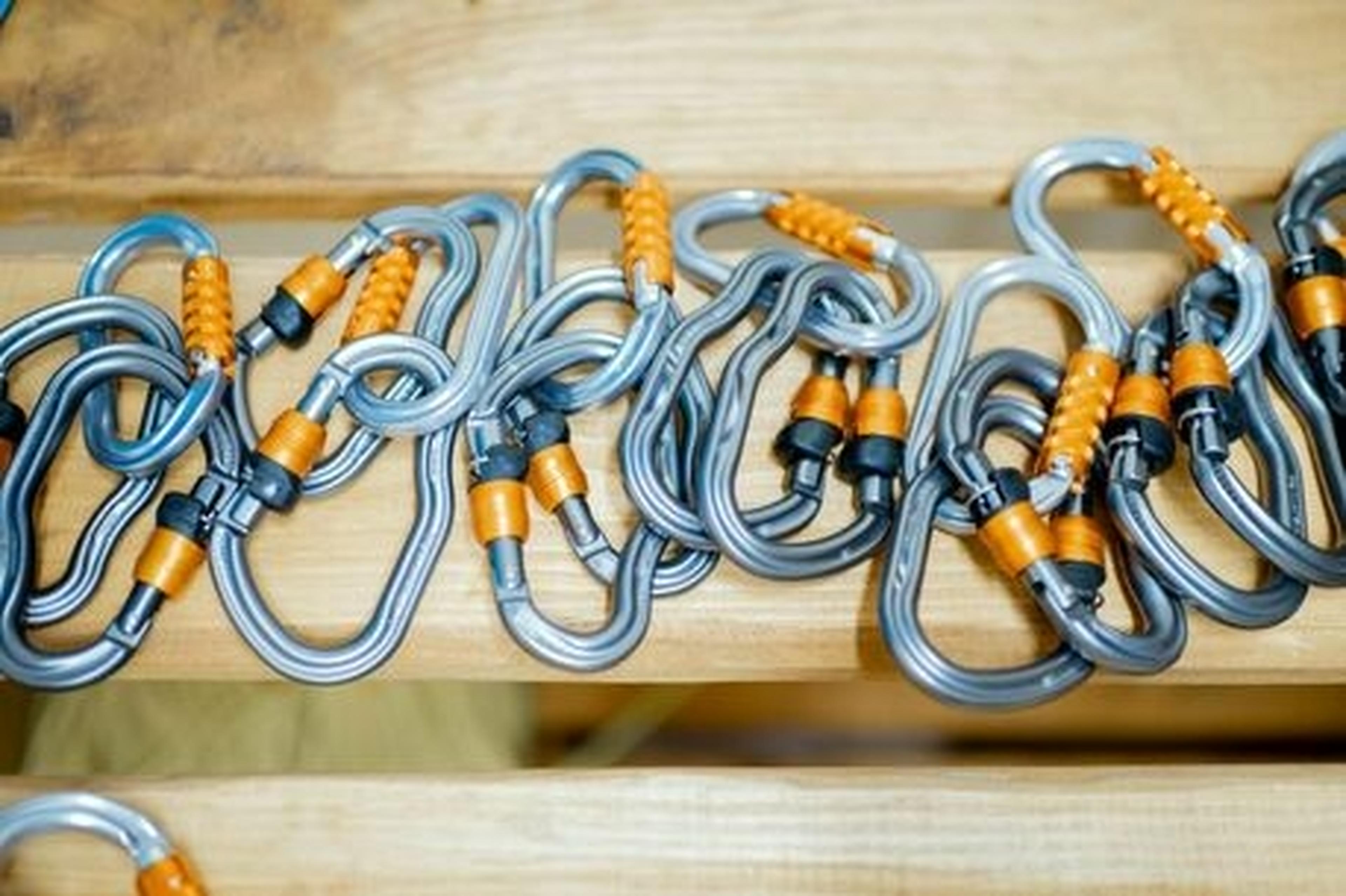 100均カラビナは壊れる？耐荷重の真実と登山Ngの真相【2026】